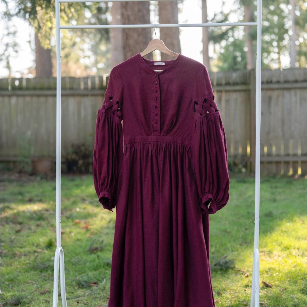 Little Women Atelier Meg Burgundy Dress son de flor